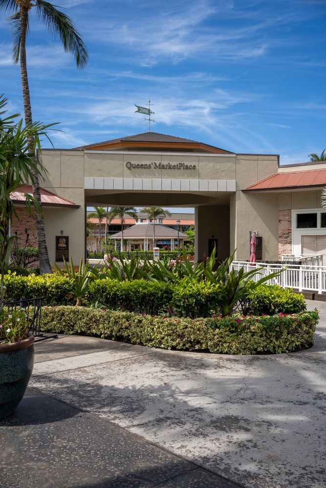 Entrance to Queens’ Marketplace