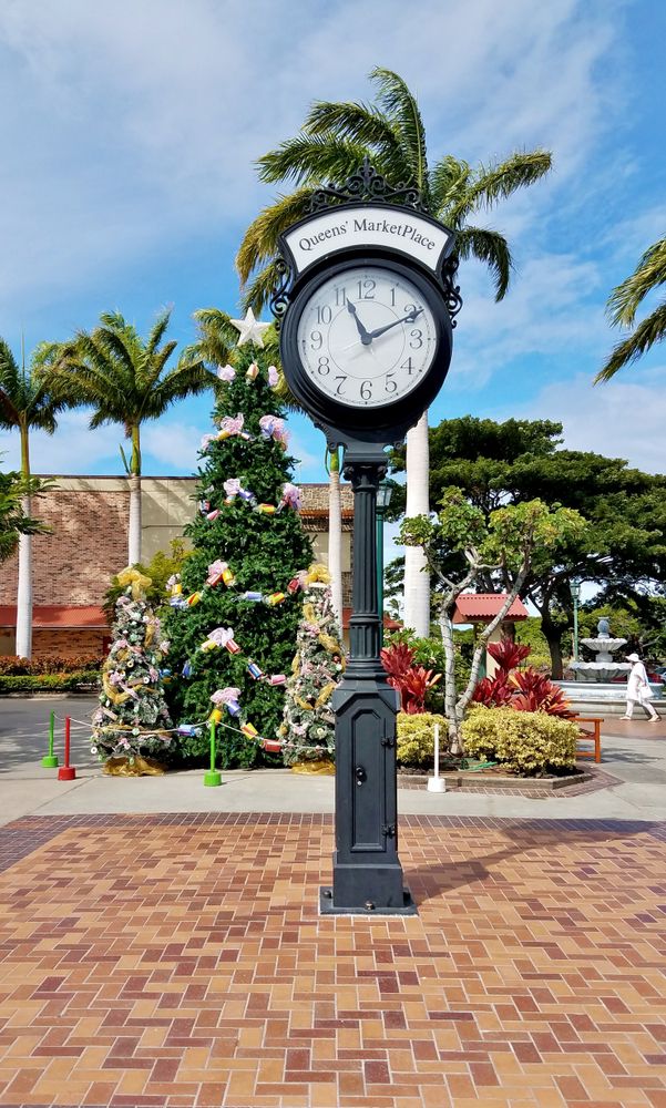 Street clock of Queens’ Marketplace