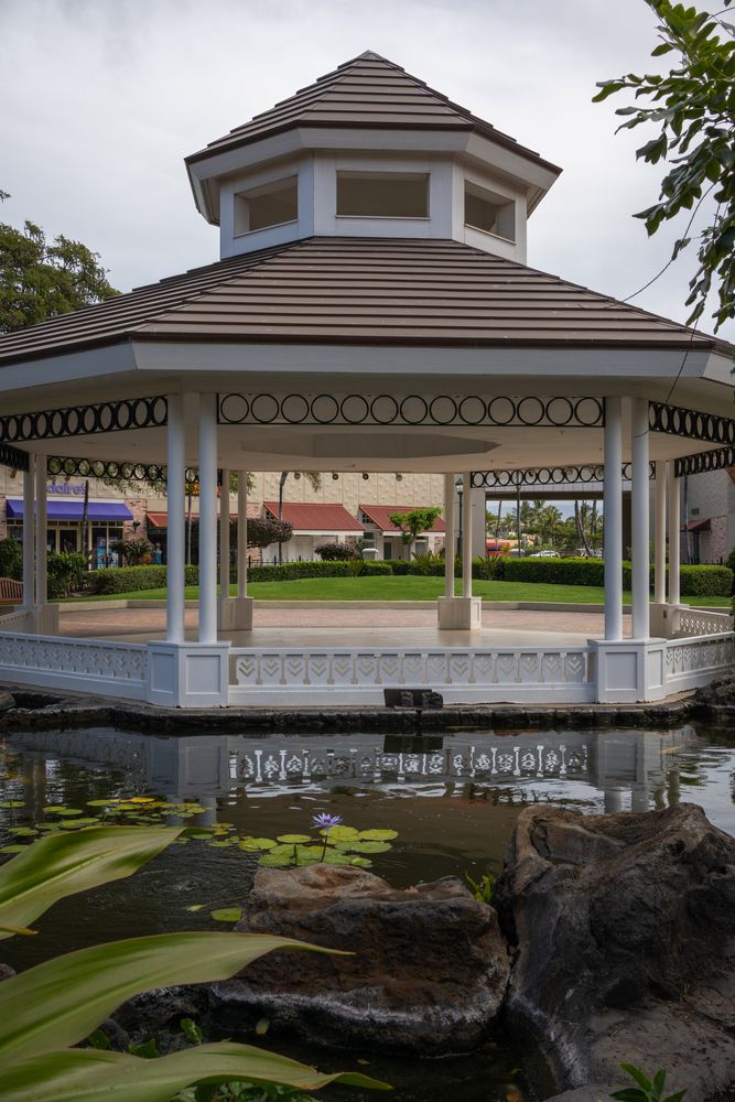 A gazebo at Queens’ Marketplace