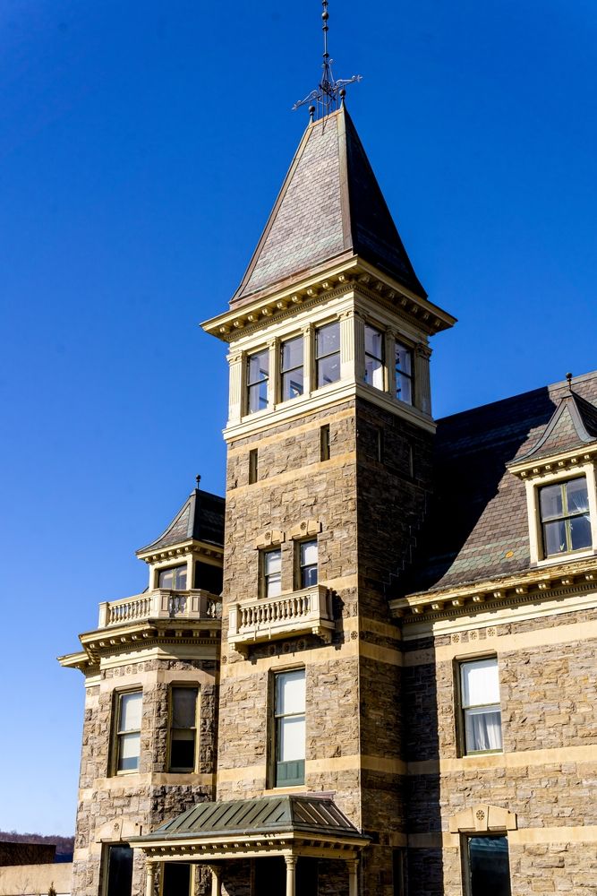 Closer details of Glenview Mansion's exterior